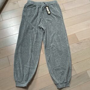Suzie Kondi high rise pocket pants in velour marble grey